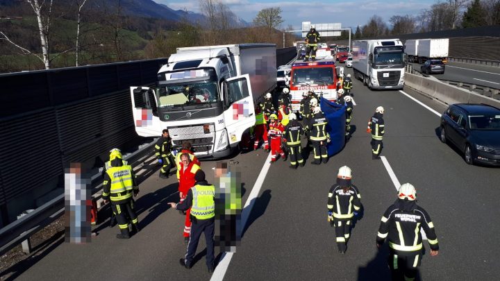 VU – LKW gegen Leitschiene