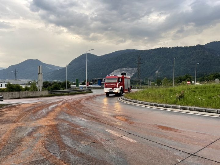 Treibstoff- Ölaustritt | Kreisverkehr