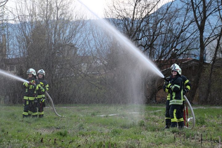 Übung: Tiefenrettung, Verkehrsunfall und Brandgeschehen