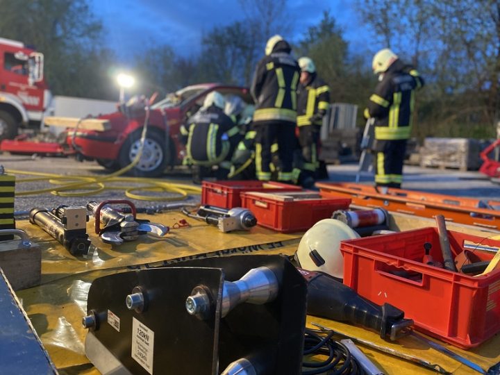 Übung: Löschangriff, Schaummittel und Verkehrsunfall