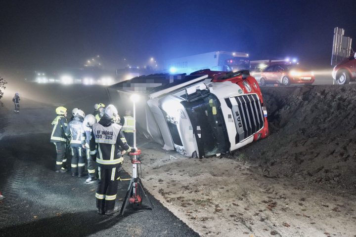 VU | LKW umgekippt