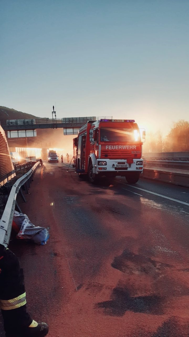 VU mit LKW | Treibstoffaustritt | A12