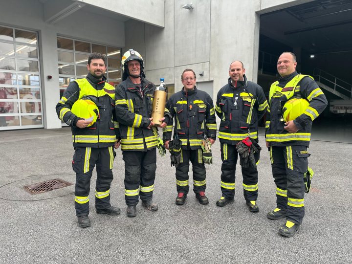 Überreichung der goldenen Atemschutzflasche