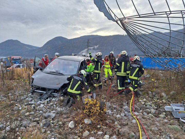 Verkehrsunfall | PKW auf Kreisverkehr