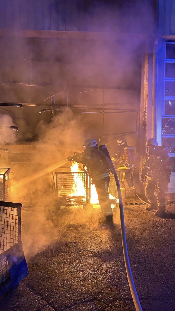 Explosion Lagerhalle | Brandeinsatz